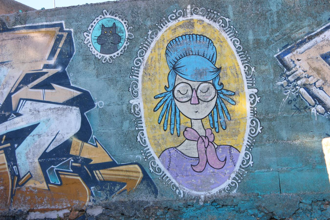 Uno de las pinturas de sus famosos 'pusinkys' que Gemma realizó en la localidad. 