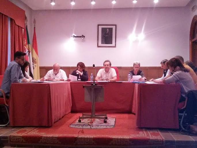 El PP tacha de "rácanos" los presupuestos de 2016, y el PSOE asegura que son "inversores y sociales"