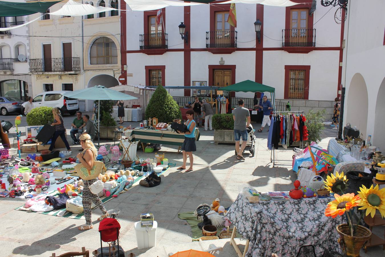 El tercer mercadillo de segunda mano resiste las altas temperaturas