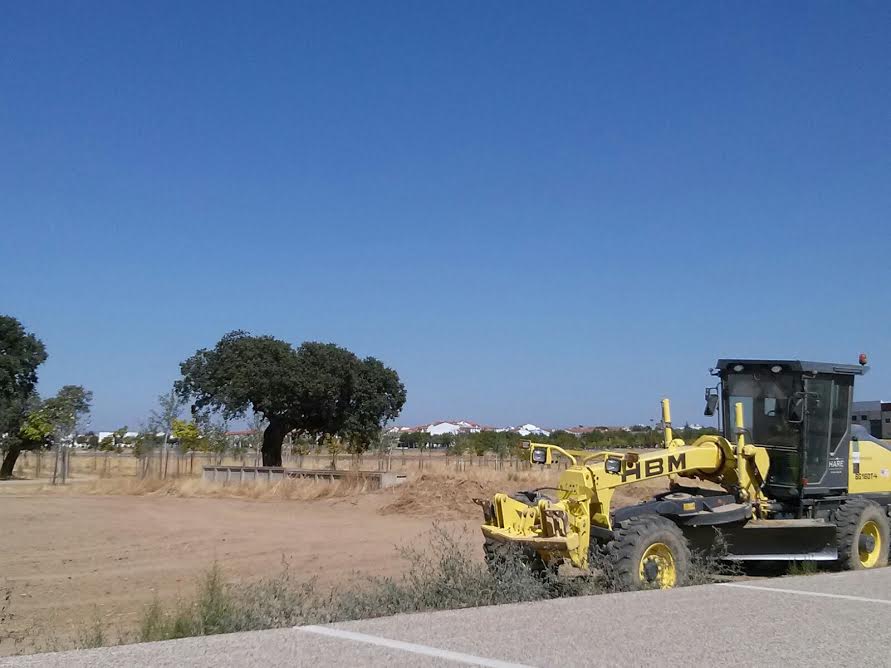 Las máquinas de la Mancomunidad adecentan caminos y zonas del término municipal