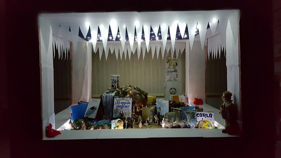 Belén de la biblioteca, elaborado con libros. 