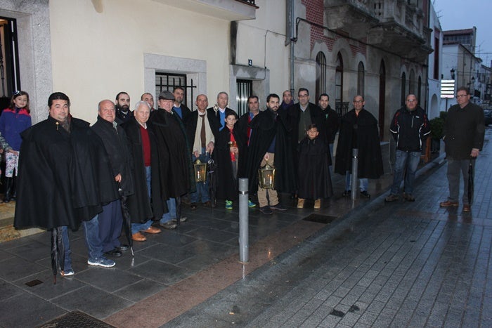 Grupo de hombres y niños participantes en el Rezo. 