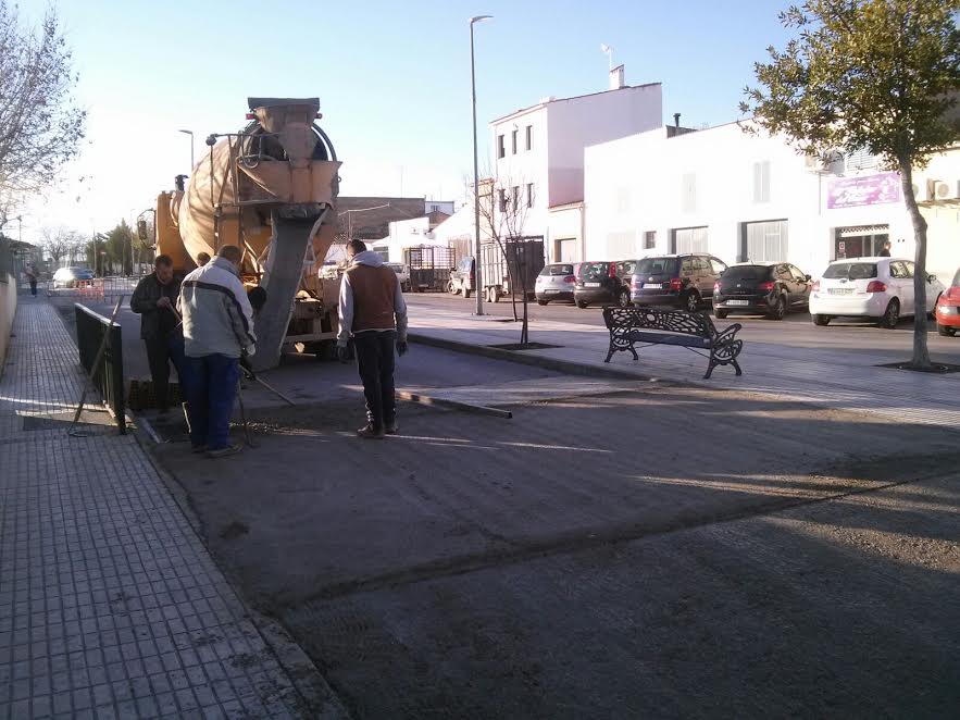 Hoy se ha rellenado con hormigón el paso elevado a la altura del centro infantil Zarapico. 