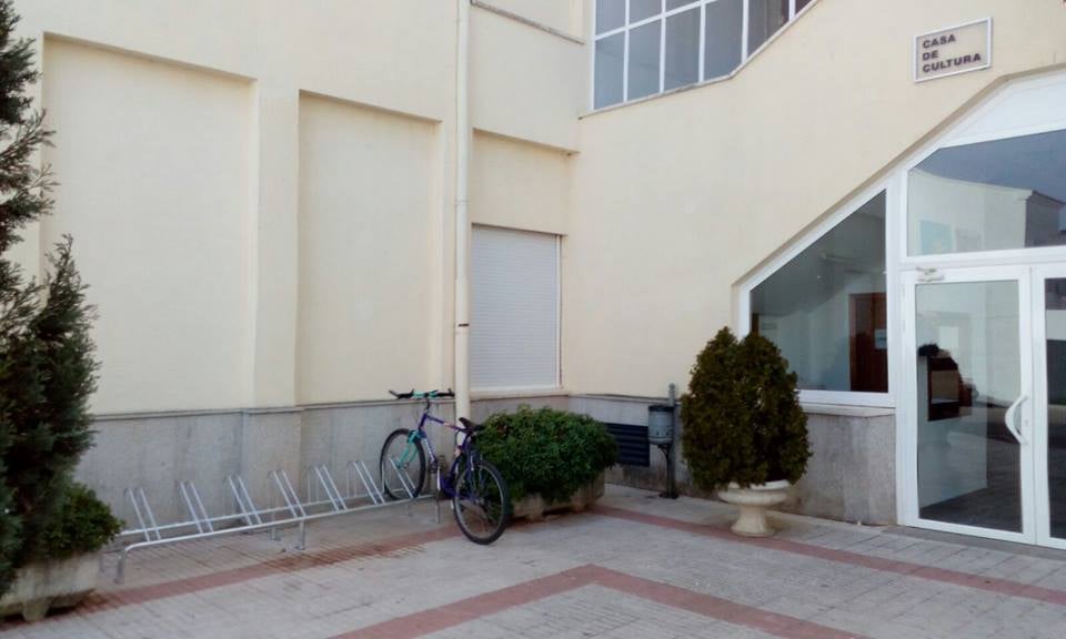 Soporte instalado en la entrada de la casa de cultura. R.P.