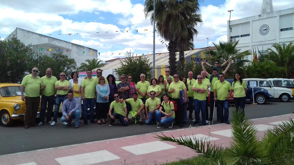 Algunos de los integrantes del club casareño con representantes del Ayuntamiento de Valdesalor. L.C.G.