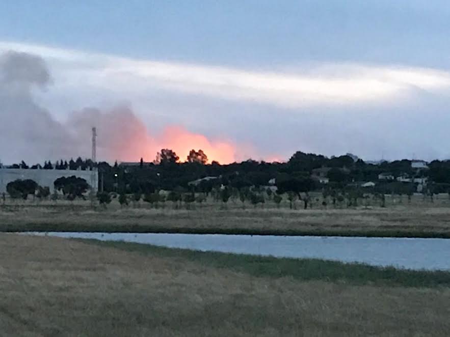 Los bomberos sofocan un incendio originado esta noche en una parcela de El Monte