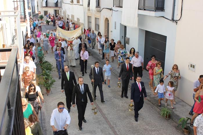 Representantes de la cofradía saliente, ayer en la procesión del Corpus. 