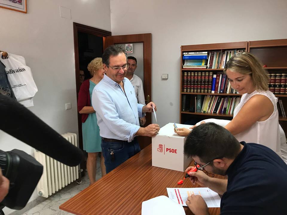 Rafael Pacheco, ejerciendo su derecho al voto hoy. CEDIDA