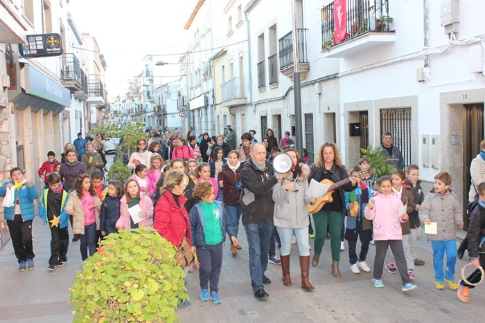 Niños y mayores salen a la calle a cantar