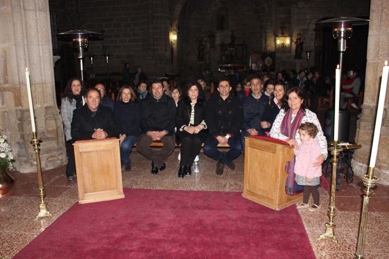 Integrantes de la cofradía, anoche, en la capilla del Santísimo. 