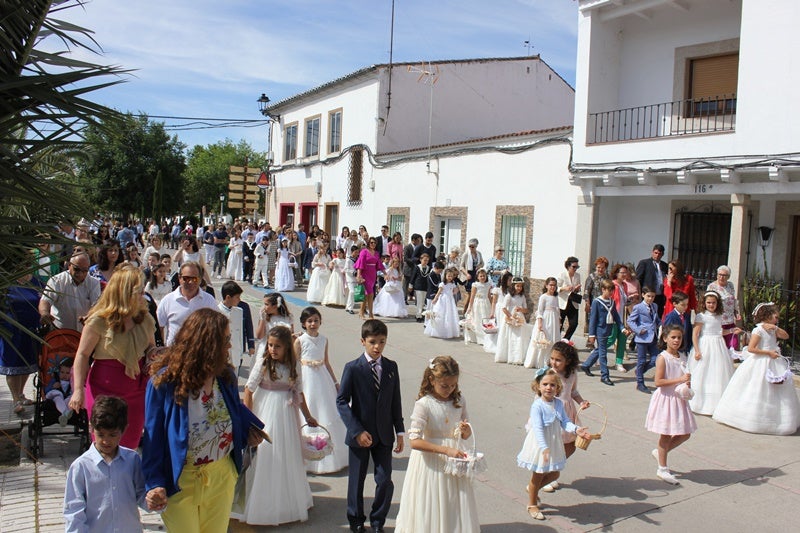 Los niños han vuelto a vestirse hoy de Primera Comunión. 