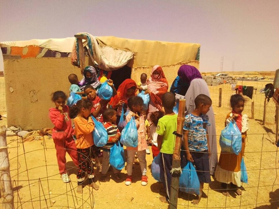 Niños recogiendo ayuda humanitaria enviada desde Casar de Cáceres y otros pueblos de la provincia. 