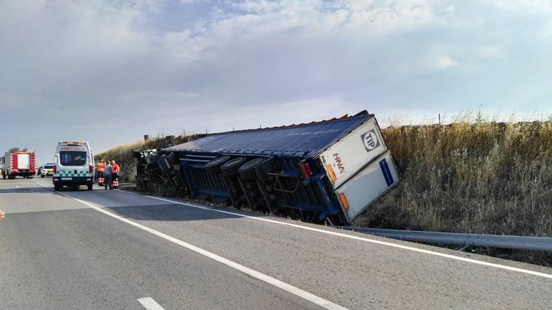 El vuelvo se ha producido en una recta al salir de la rotonda de la A-66, en dirección a Casar de Cáceres. 