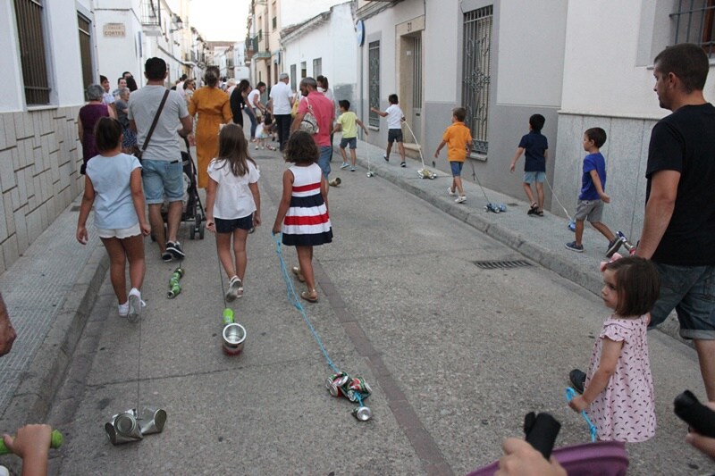 Los niños arrastran latas como manda la tradición casareña. 