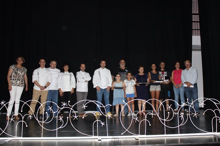 Premiados, jurado y organizadores del concurso gastronómico. 