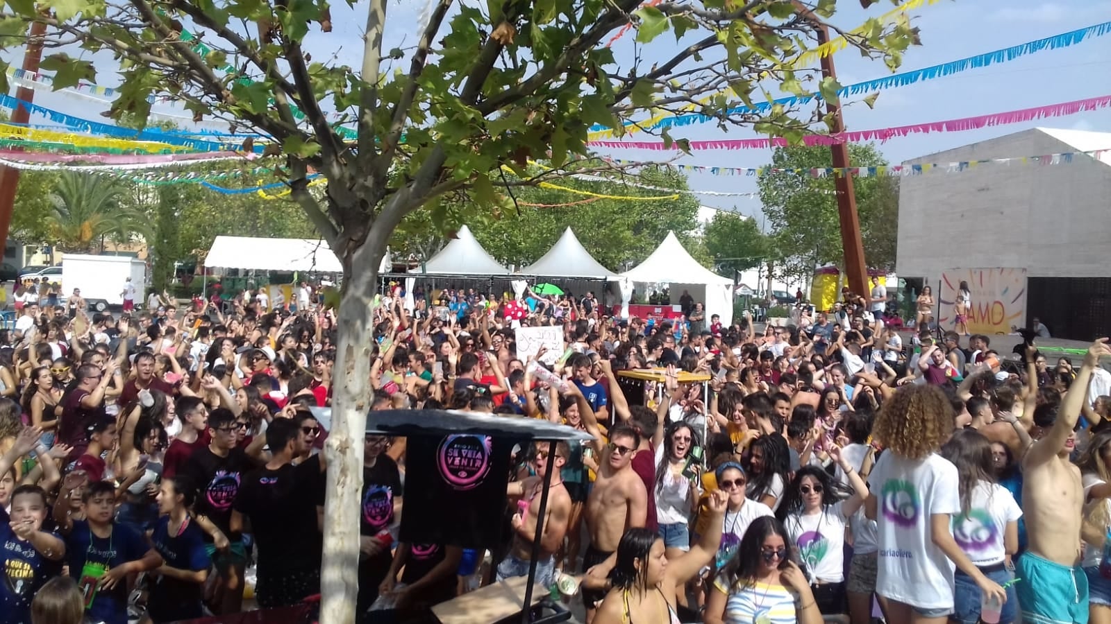 Centenares de personas disfrutaron ayer de la fiesta del agua. 