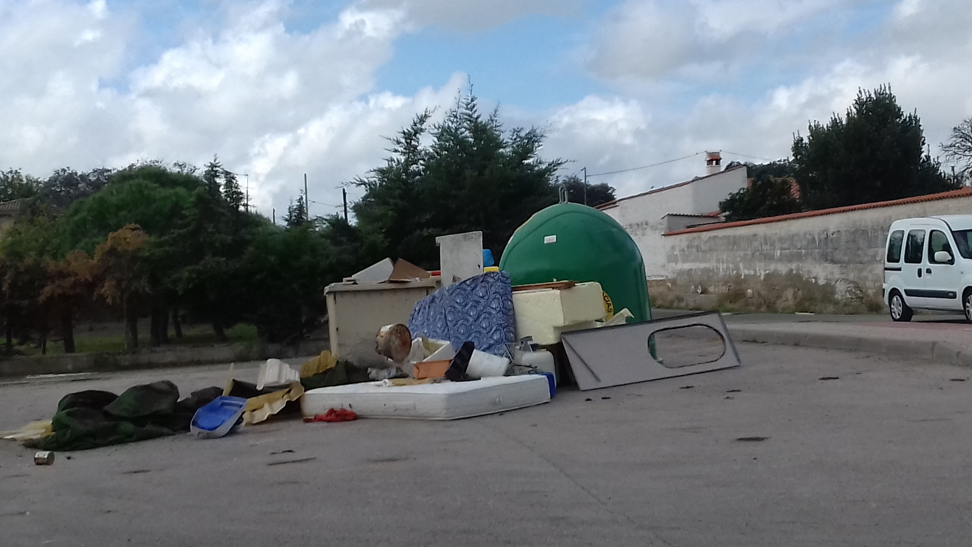 Esta imagen se ha producido unos días cuando ya se prohibía depositar enseres junto a contenedores. 