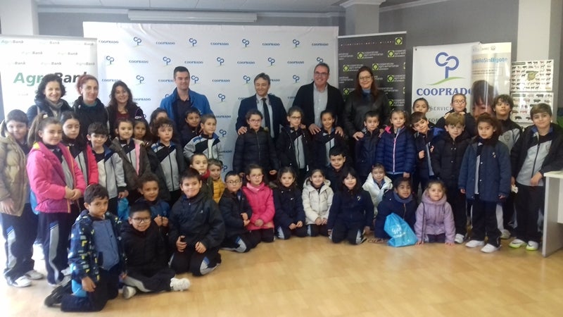 Alumnos, maestras y promotores de la iniciativa hoy en la sede de Cooprado. 