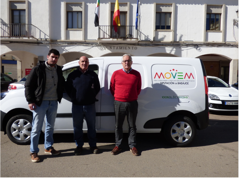 El Ayuntamiento de Castuera recibe un vehículo eléctrico del Plan Moven de la Diputación de Badajoz