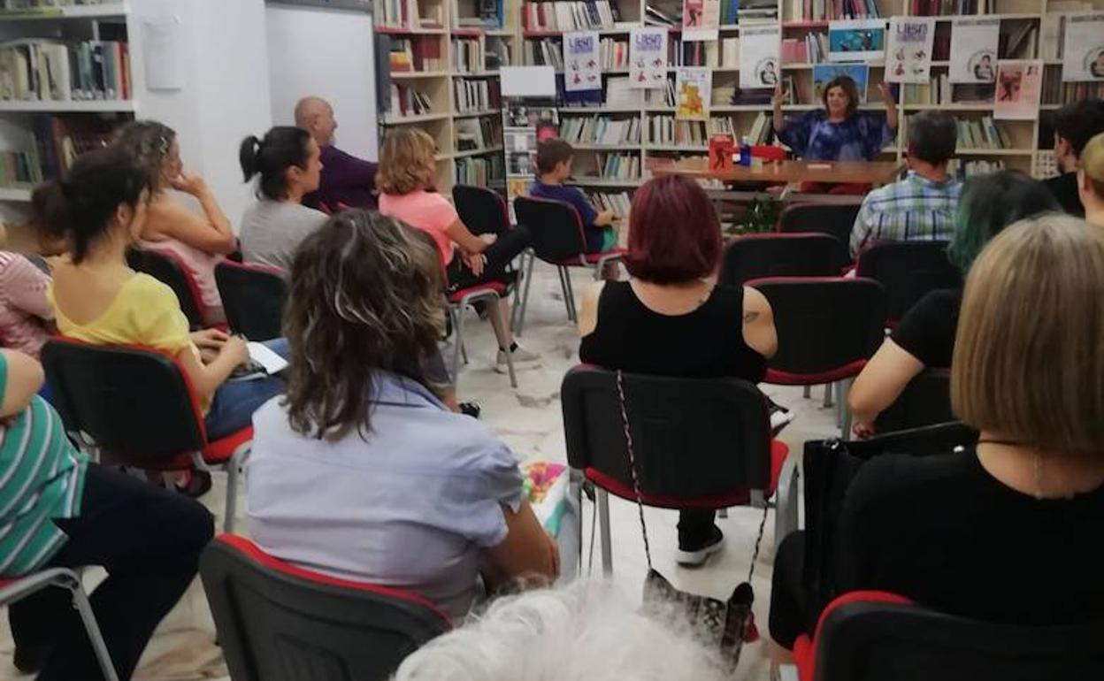 Concha Rodríguez en la Biblioteca Municipal de Castuera / 