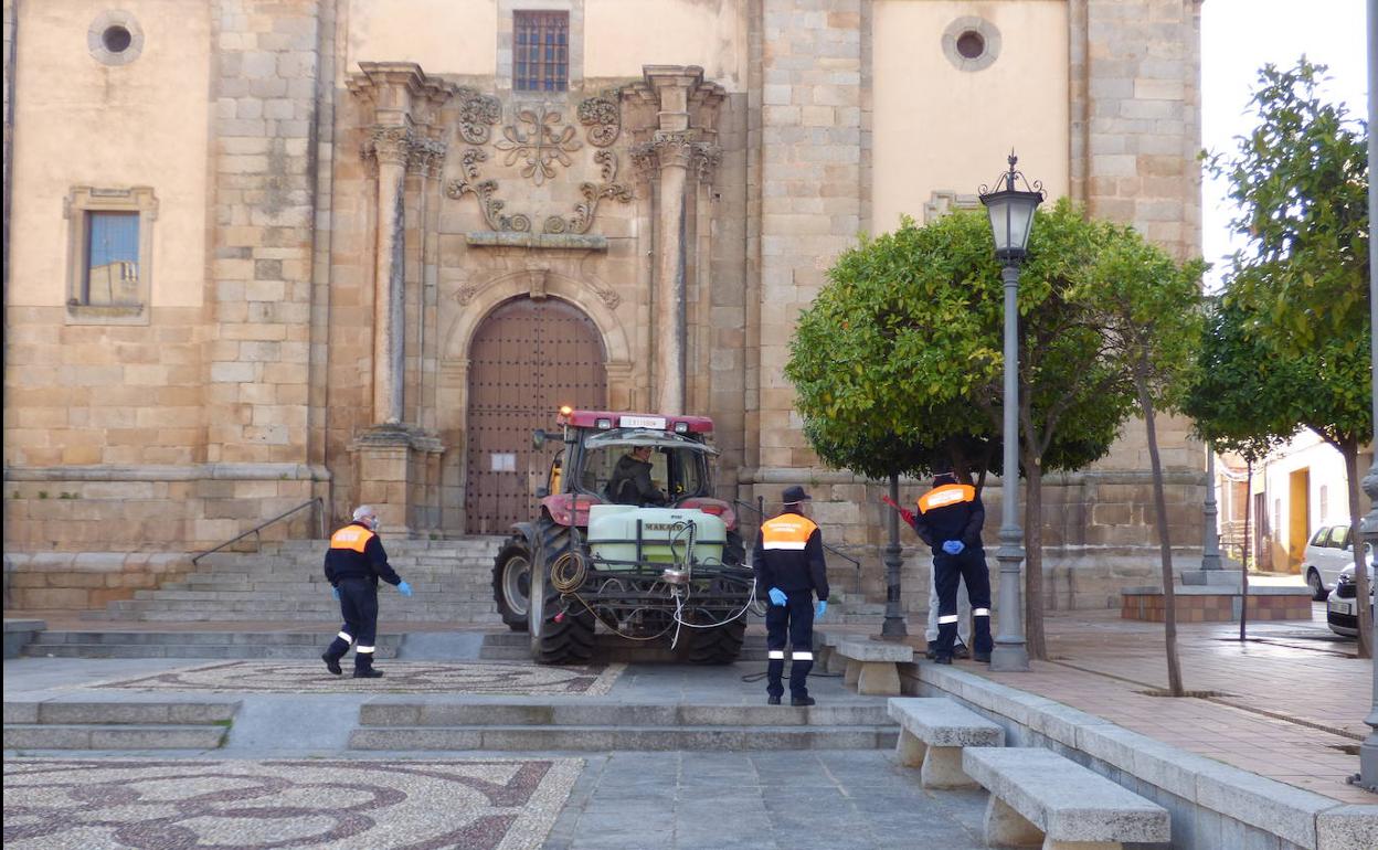 Castuera fumiga por segunda vez las calles, parques y plazas para intensificar la lucha frente al coronavirus
