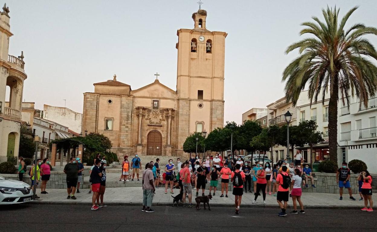 Ruta senderista en su salida desde la Plaza de España 