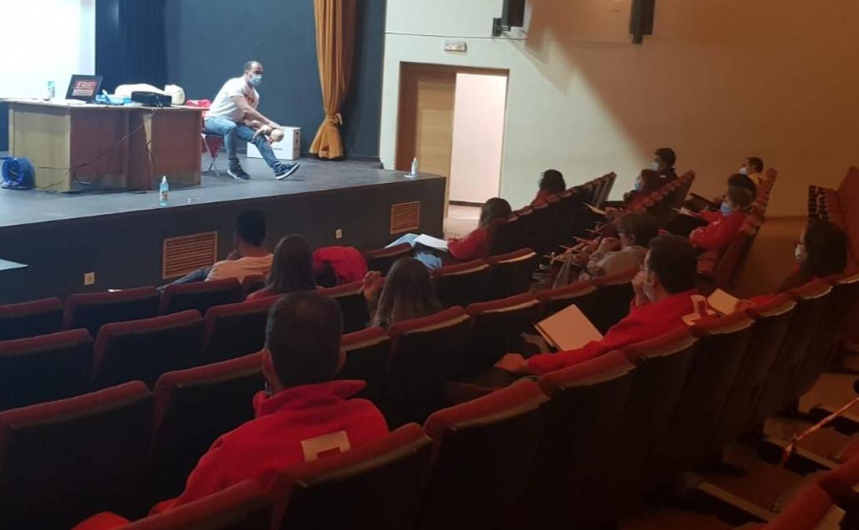 Voluntarios de Cruz Roja de Castuera, Villanueva La Serena, Badajoz y Miajadas se forman en Primeros Auxilios