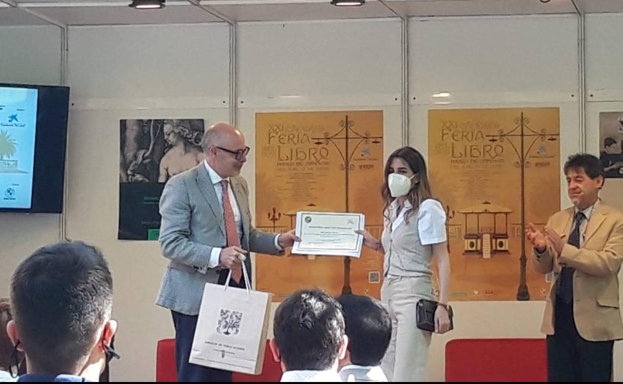Lucía Tena Morillo galardonada con el Premio Ópera Prima de la Universidad de Extremadura