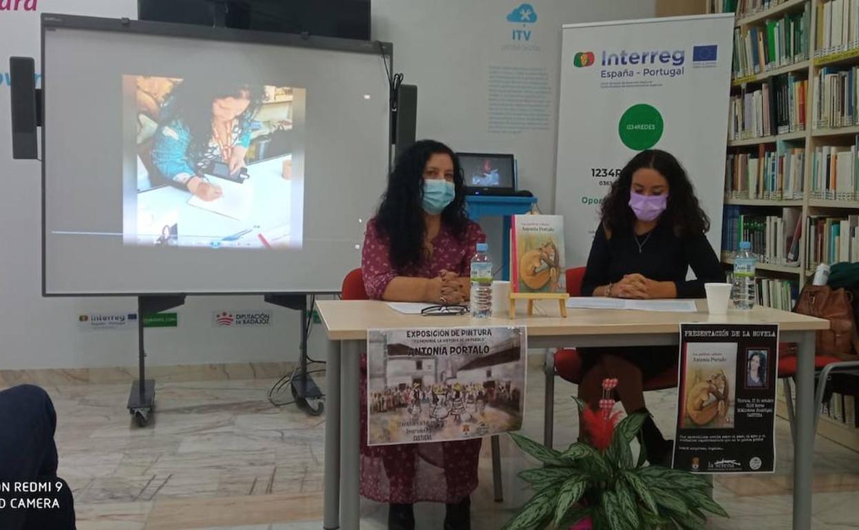 Antonia Portalo, a la izquierda, presenta su novela, 'Las palabras calladas' 