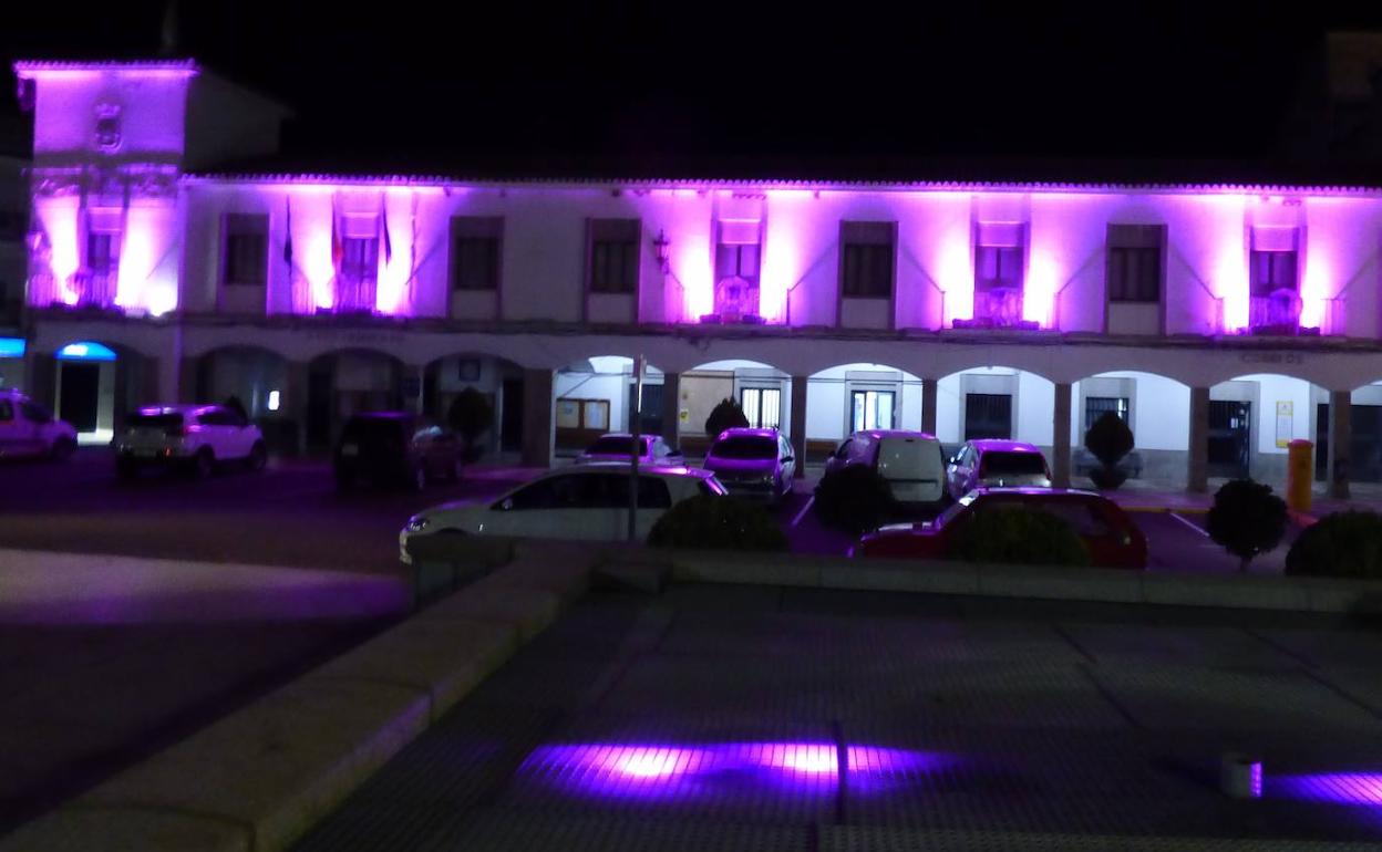 El ayuntamiento con iluminación violeta