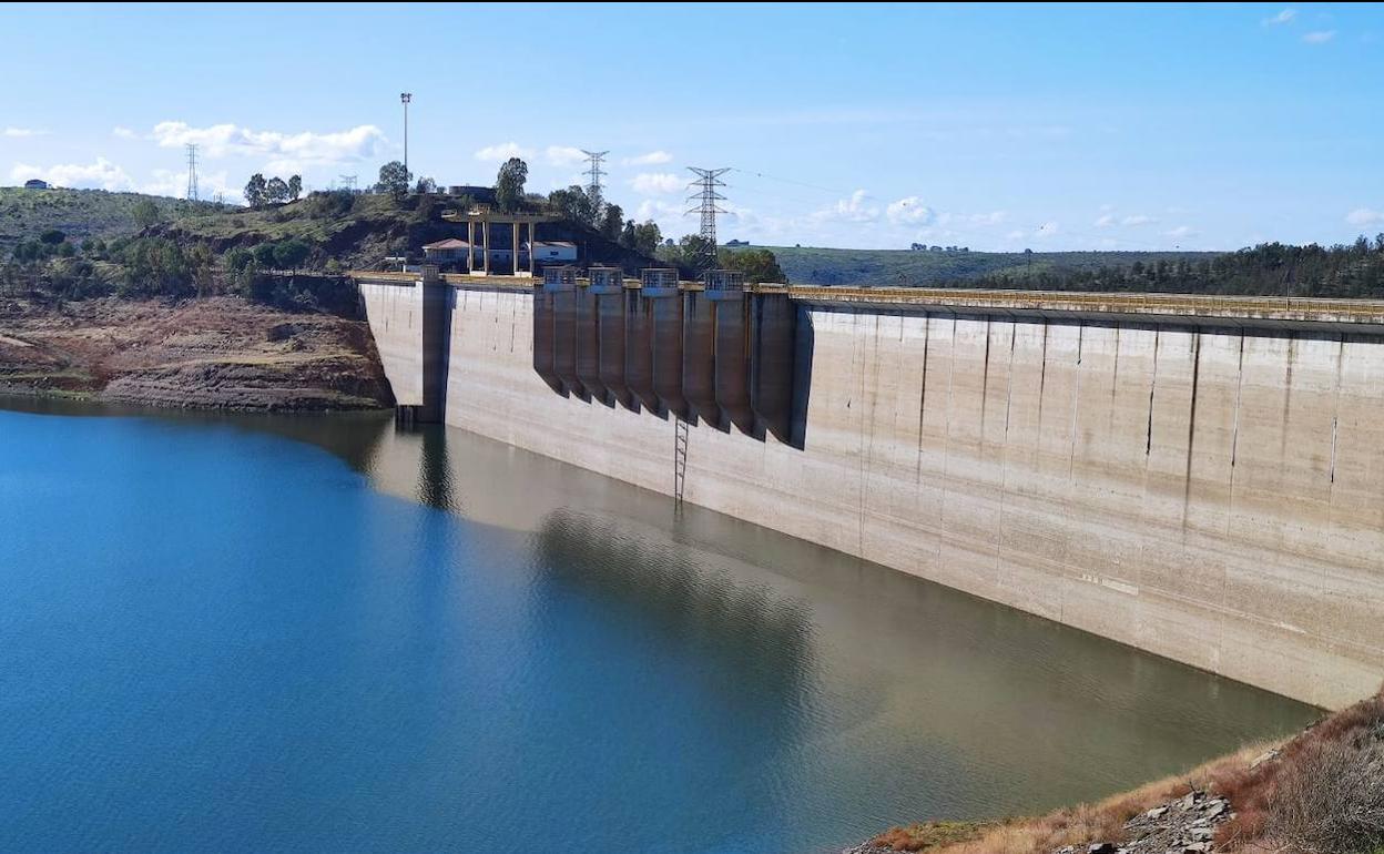 Presa del Embalse de La Serena. 