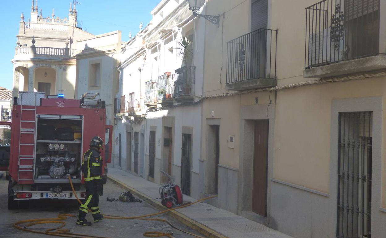Los bomberos sofocan las llamas de un nuevo incendio en una vivienda 