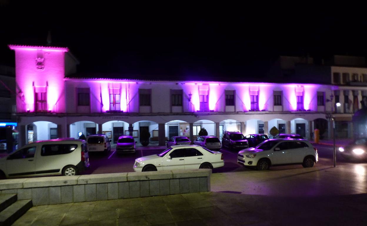 Castuera se ilumina de morado por el 8M y emite un manifiesto on-line reivindicando la igualdad