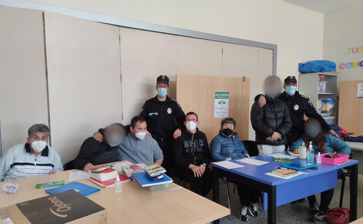 Usuarios de Adiser-Horizontes aprenden seguridad vial con la Policía Local