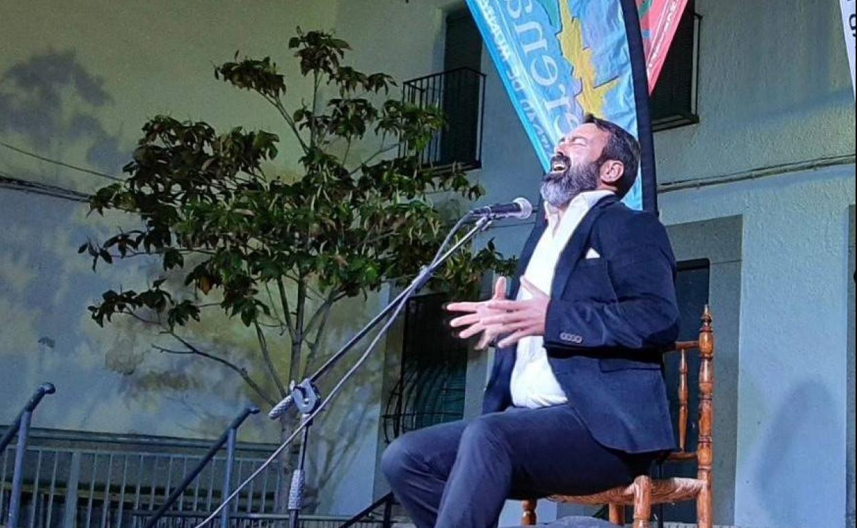 El cantaor sevillano de El Cuervo, José Almos, se alzó con el primer premio del XXII concurso de cante flamenco de la Mancomunidad de La Serena
