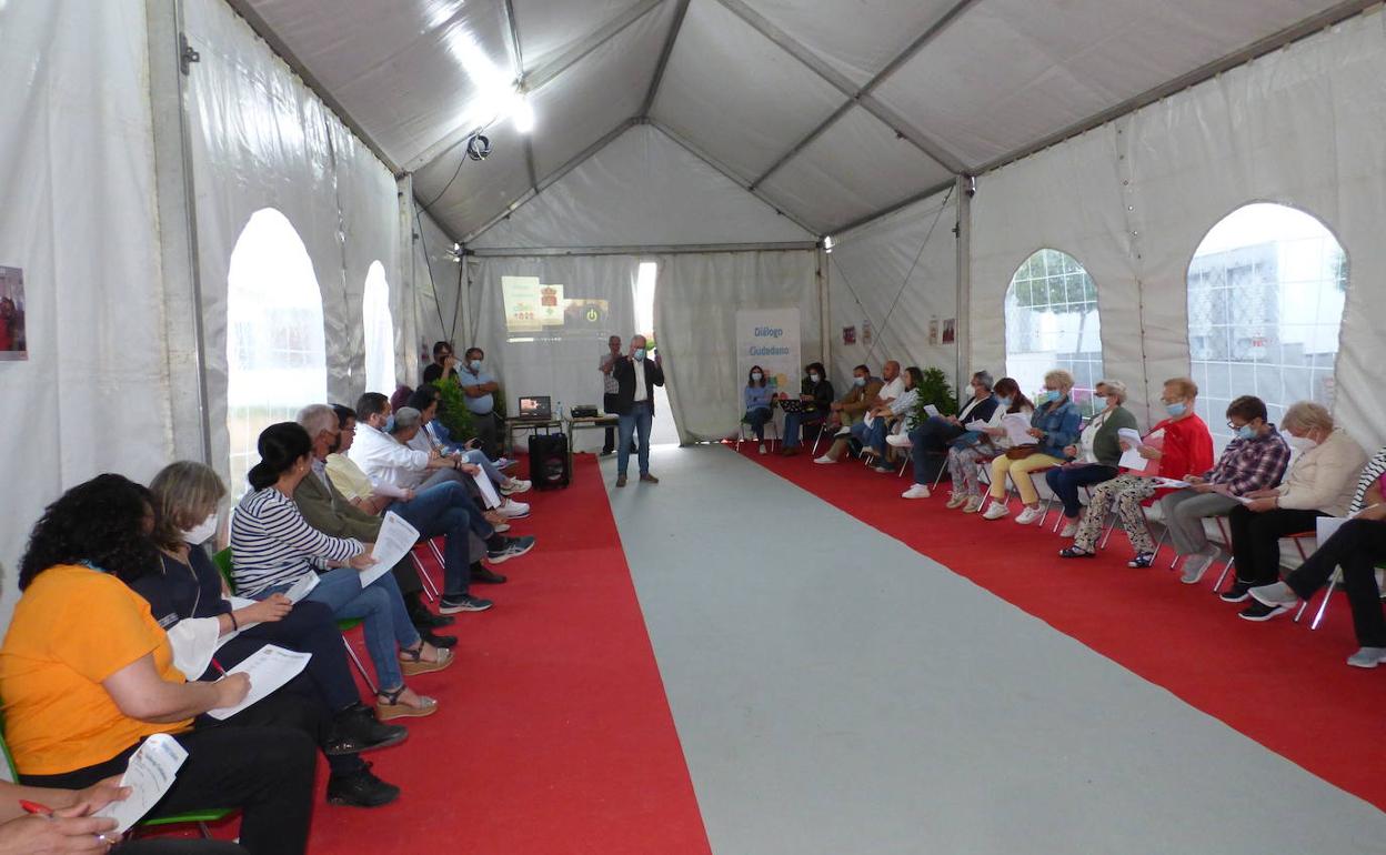 El alcalde se reúne con los vecinos y vecinas del barrio de 'Los Pitufos'