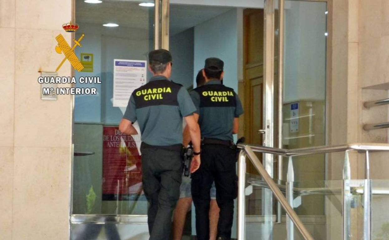 La Guardia Civil con el detenio entrando en el Juzgado de Castuera.