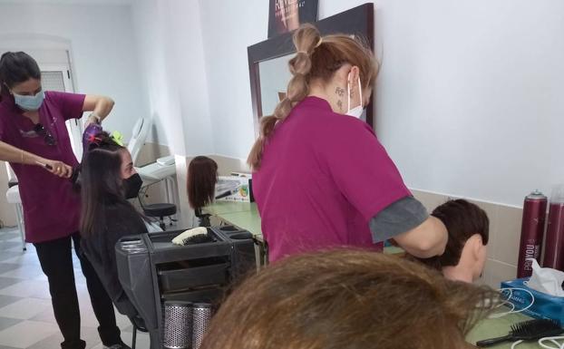 Clases prácticas del curso 'Peluquería y estética' 