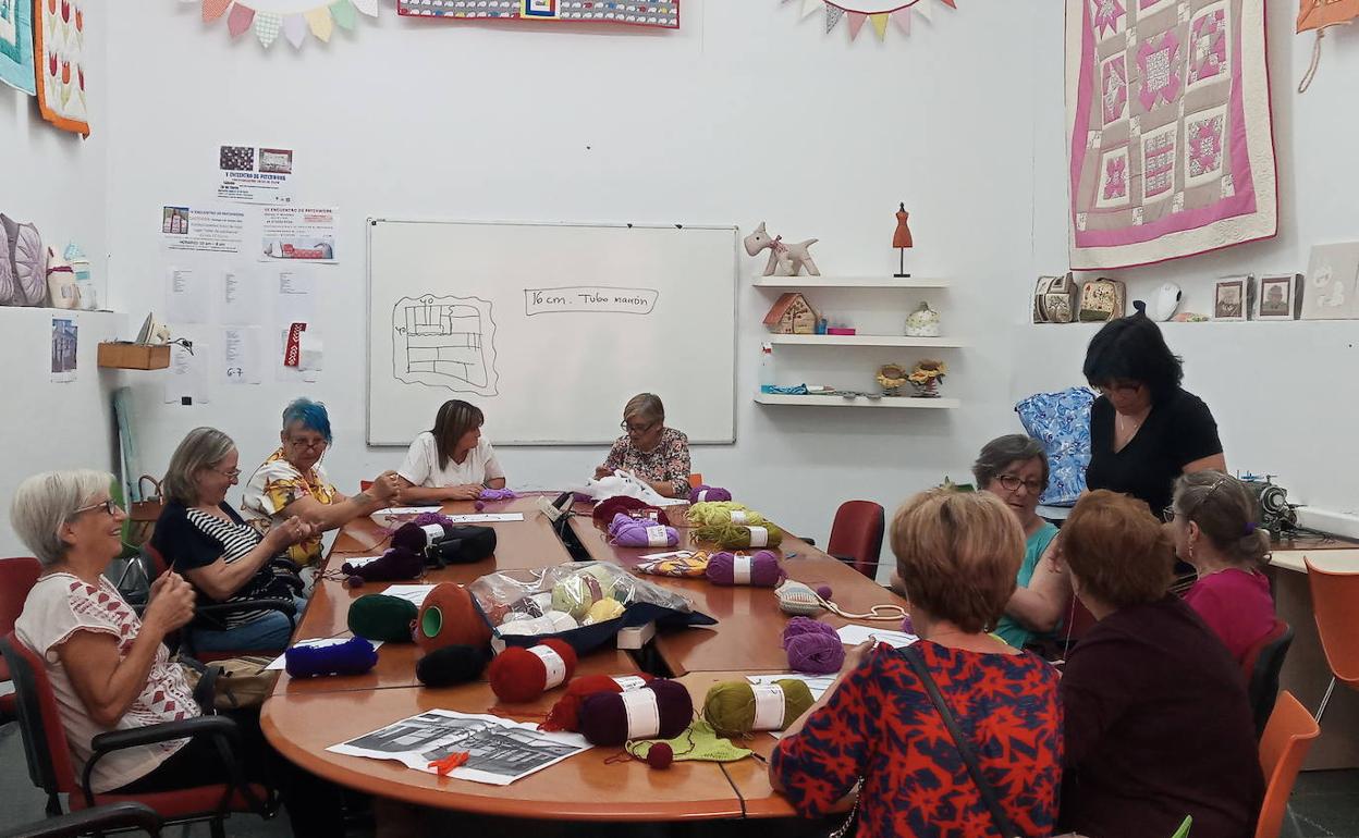 Las primeras creaciones del taller creativo-artístico 'Lan-Arte' ya están listas para salir a la calle