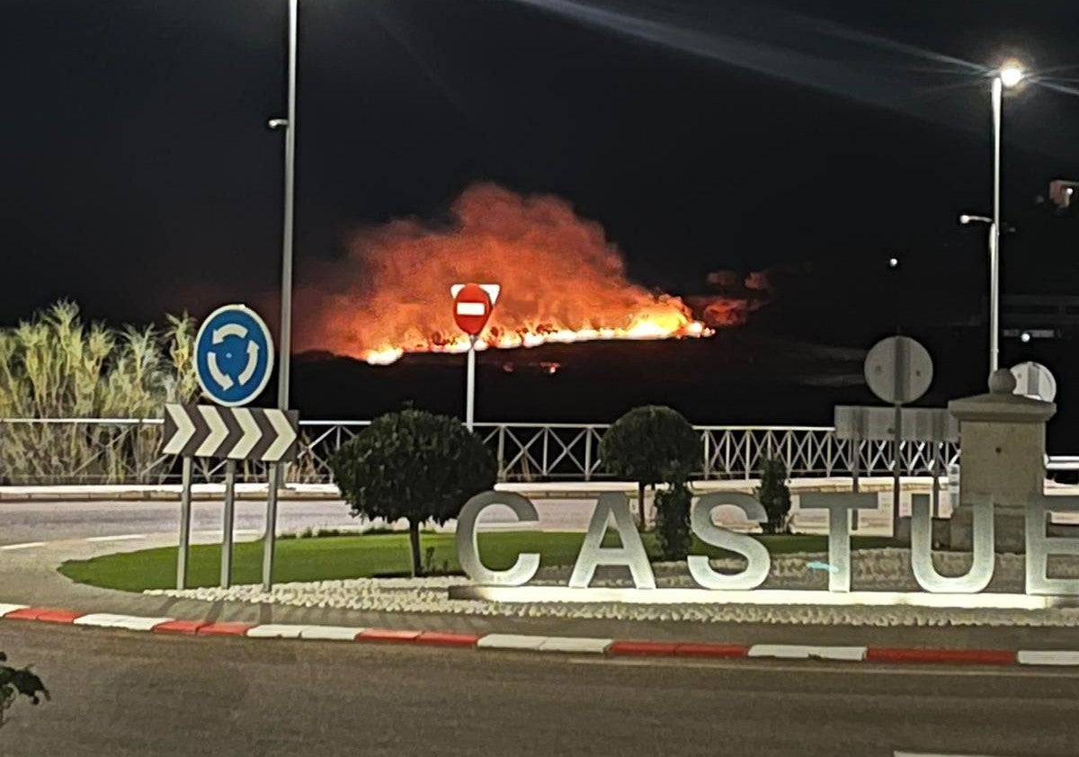 Un incendio calcina una zona de pasto y matorral a la altura del barrio de la Rehoya