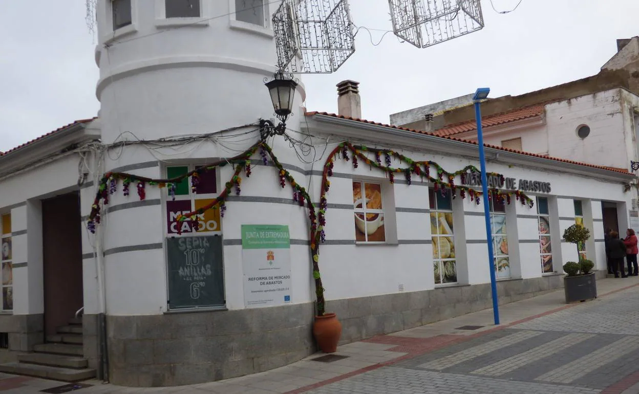 Instalación en la fachada del Mercado de Abastos. 