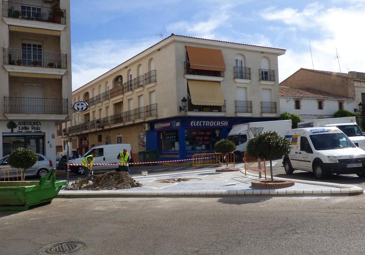 La isleta llevará dos tinajas como elementos decorativos.