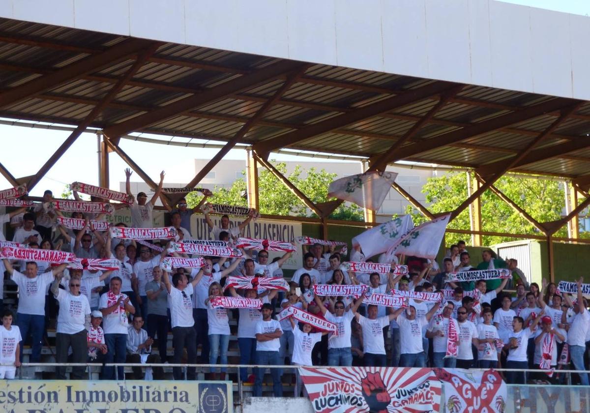 Aficionados en eun partido de fase de ascenso del CD Castuera-Subastacar en Plasencia (archivo)