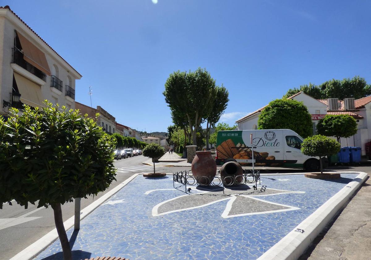 La isleta del parque de Santa Ana ya luce dos tinajas como elementos decorativos