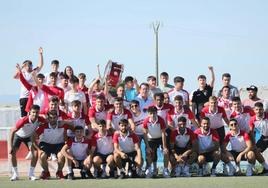 Aficionados y jugadores del primer equipo el pasado domingo en el Manuel Ruiz.