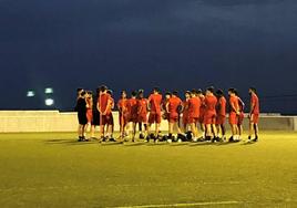 En la imagen judadores y cuerpo técnico ante de iniciar el entrenamiento de ayer viernes.