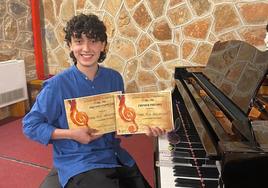 Ismael Ruiz Alboulainaf con los premios conseguidos.