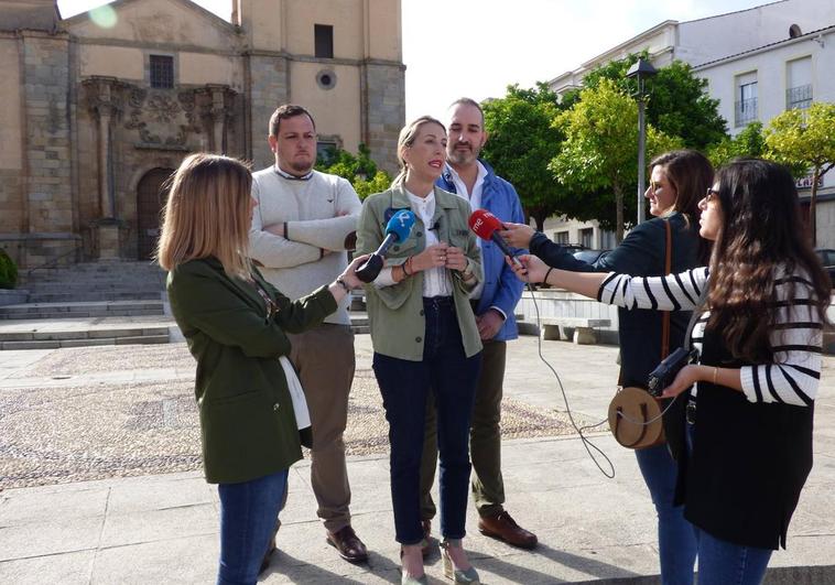 María Guardiola con Carlos Carrillo esta mañana el la plaza de España de Castuera.