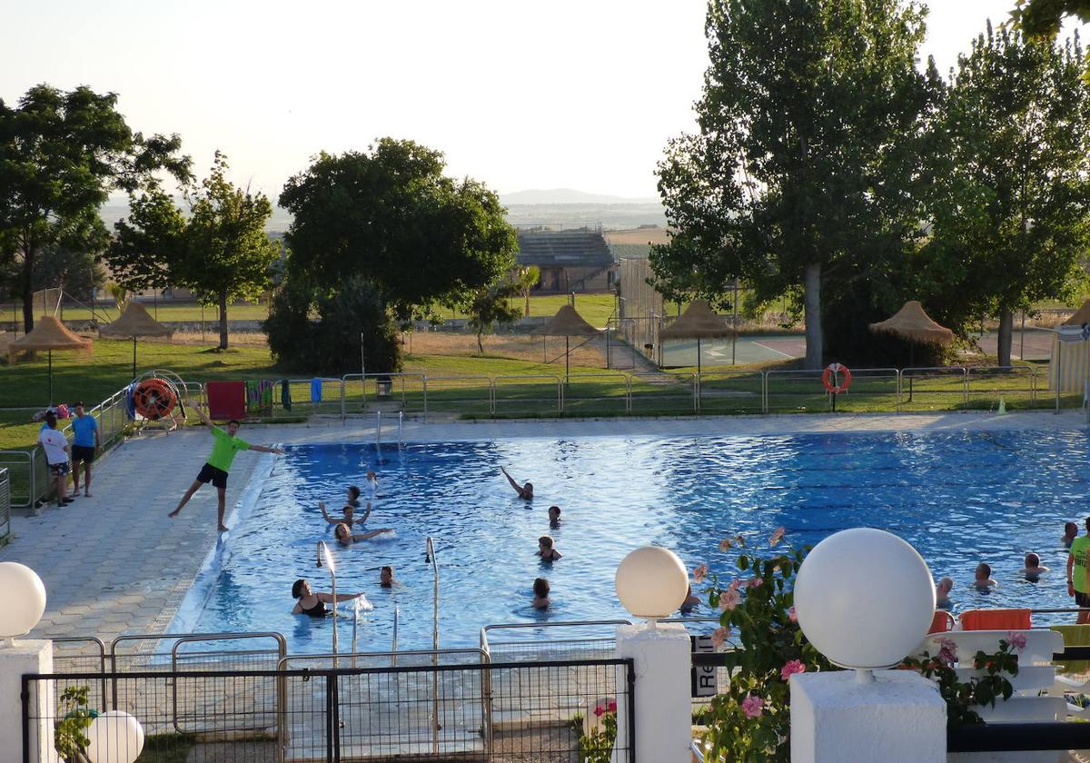 Actividades acuáticas en la piscina municipal