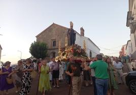Procesión de San Benito saliendo de la ermita.